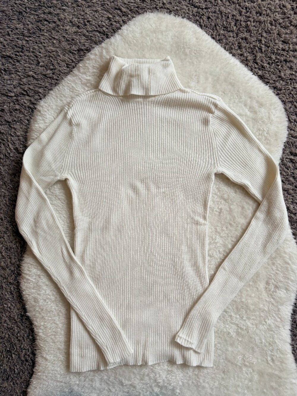 Express off-white fitted, ribbed turtle neck, size XS